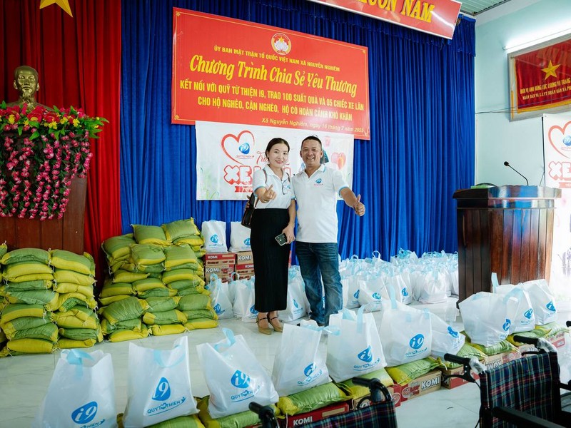 Hình ảnh một nhóm người đang hỗ trợ lẫn nhau, tượng trưng cho việc tìm kiếm sự giúp đỡ và cộng đồng