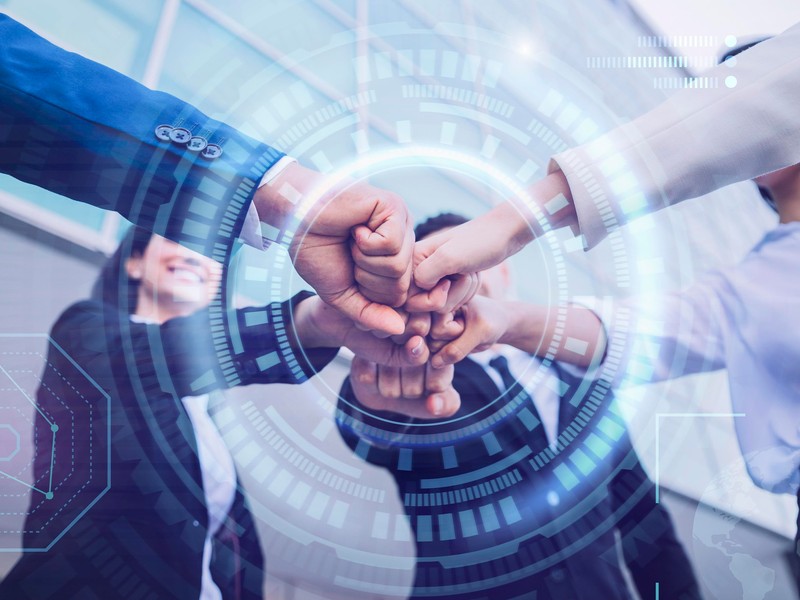 Hình ảnh tượng trưng cho các mẹo chơi cá cược có trách nhiệm, như đồng hồ, ví tiền, và người đang suy nghĩ